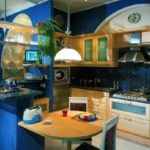 مطبخ أزرق داكن مع أثاث خشبي