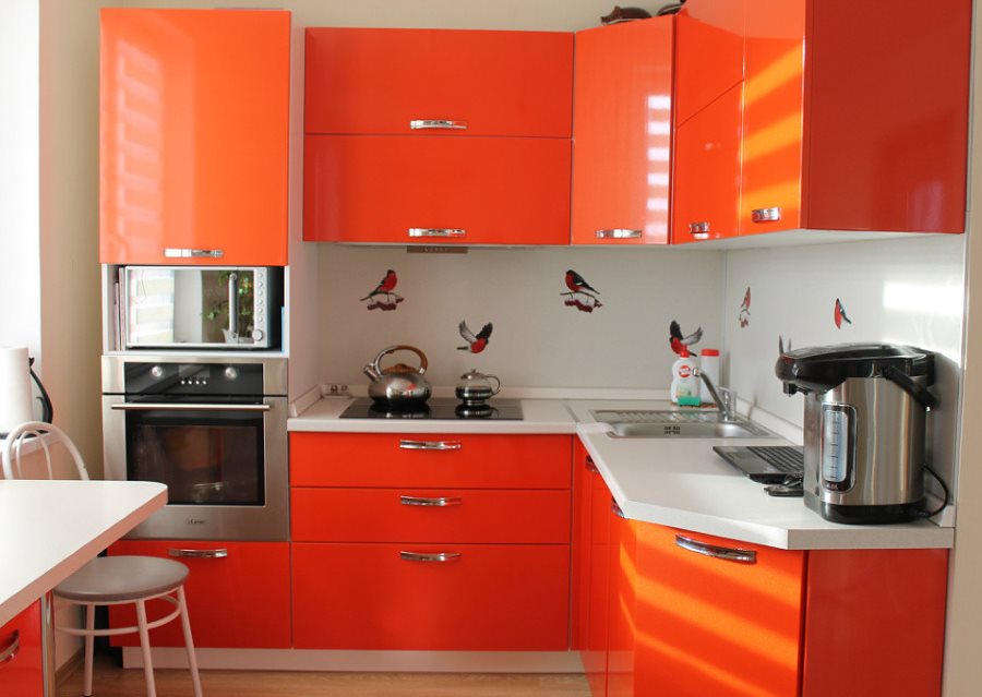 Bir dizi L şekilli düzene sahip kompakt mutfak