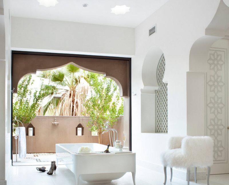 Salle de bain lumineuse avec des arches dans le style arabe