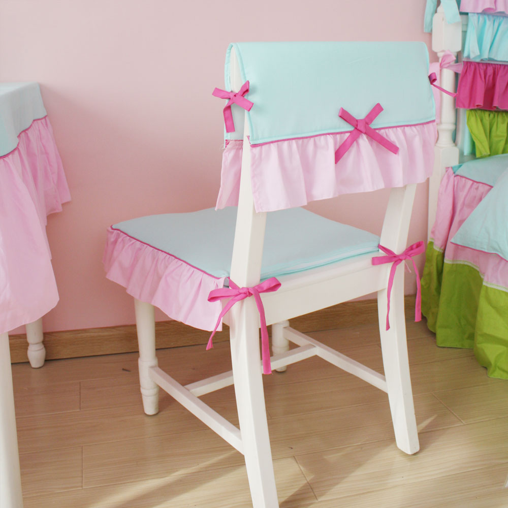 Güzel bir kapak ile bir bebek sandalyesi dekorasyon