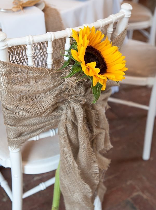  Provence tarzında bir sandalyede ayçiçeği ve çuval bezi