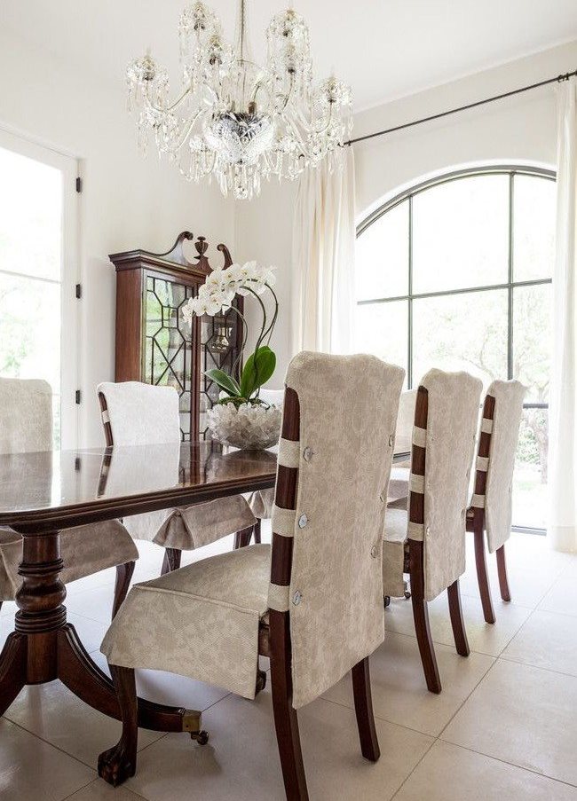 Klasik tarzdaki mutfakta sandalye örtüleri