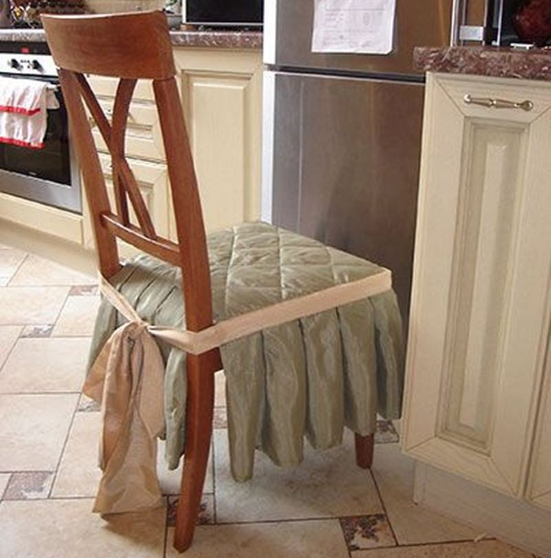 Rustik mutfakta bir sandalyeye koltuk örtüsü