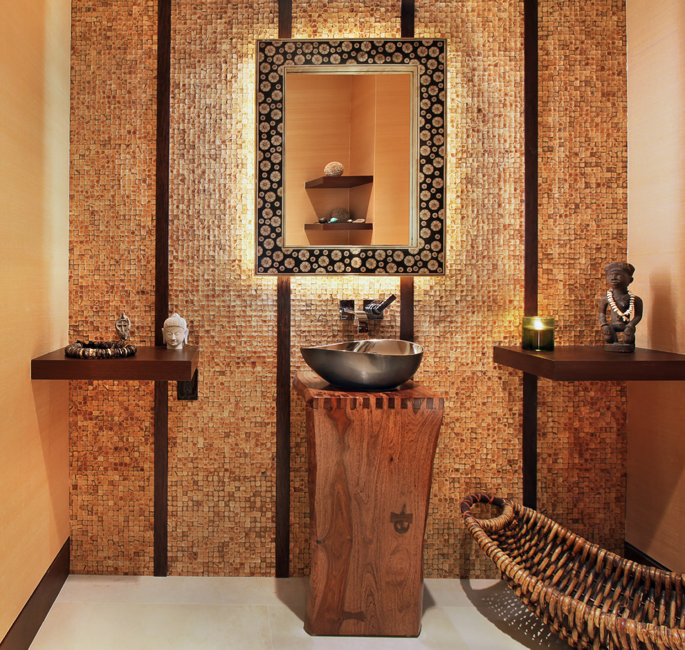 Meubles en bois à l'intérieur d'une salle de bain égyptienne