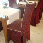 Bir kafede sandalyelerin arkasındaki pratik kapaklar