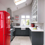 Özel bir evin mutfakta kırmızı buzdolabı