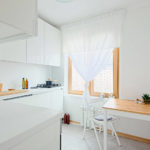 Mutfak penceresindeki beyaz perde