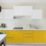 Beyaz bir mutfak sarı mobilya