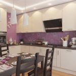 Tablier violet dans le coin cuisine