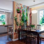 Kertas dinding yang cerah pada partition di ruang makan dapur