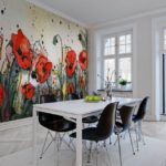 Helle Mohnblumen auf realistischen Wandgemälden