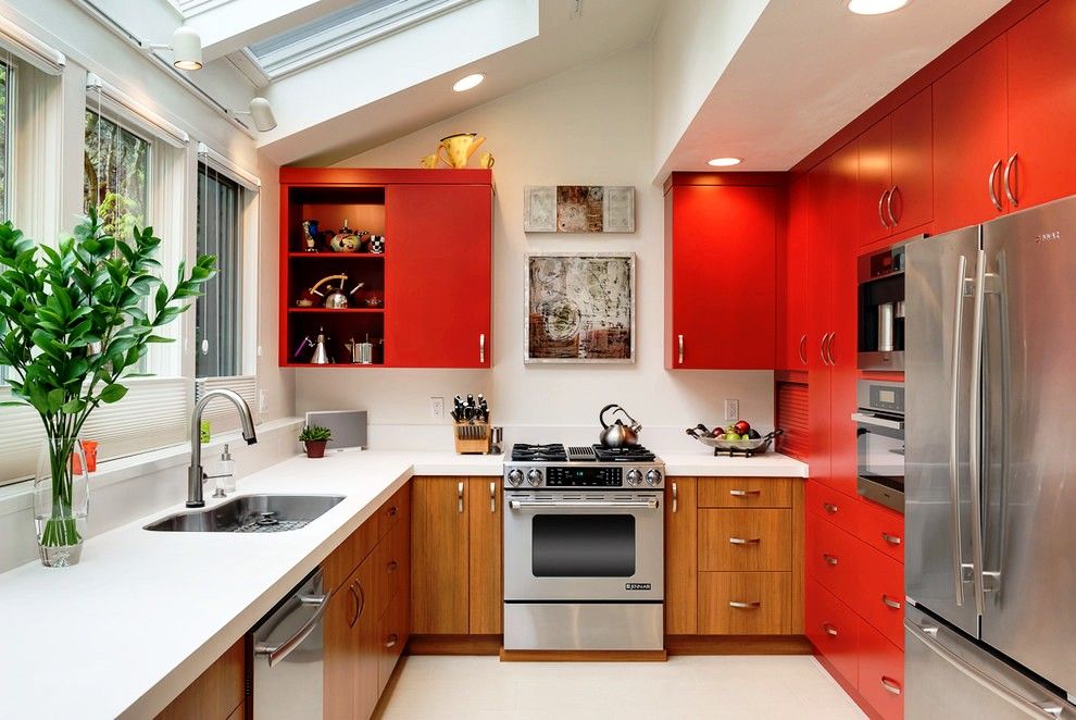 Kırmızı mobilya ile mutfakta gaz sobası