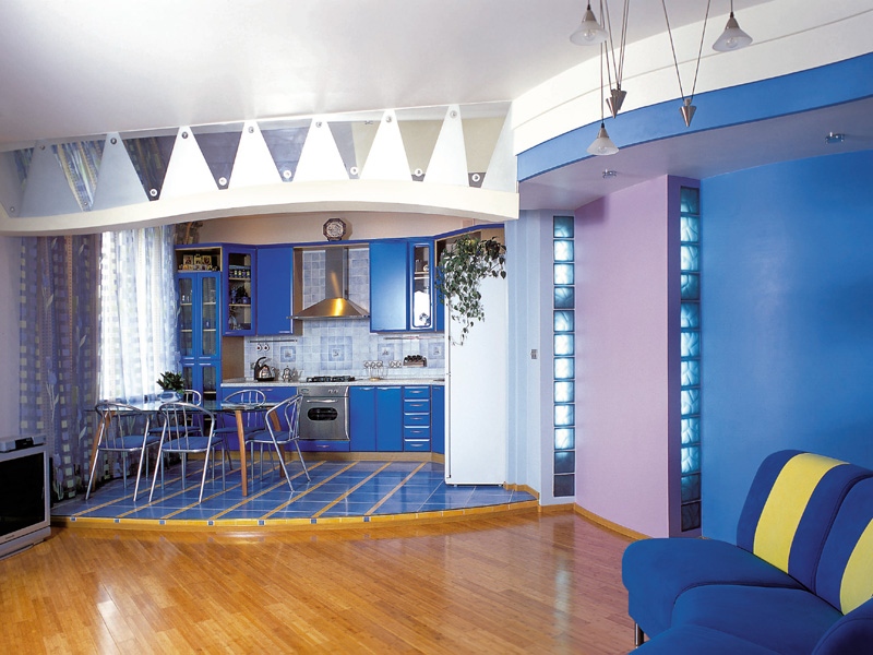 צבע כחול בחלקו הפנימי של סלון המטבח עם פודיום