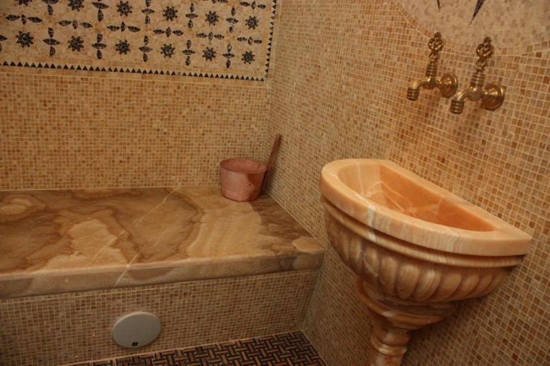 Turna en marbre dans une baignoire de style turc