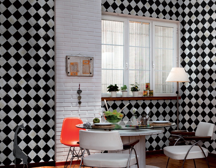 Czarno-biała tapeta w kratkę na ścianach w kuchni