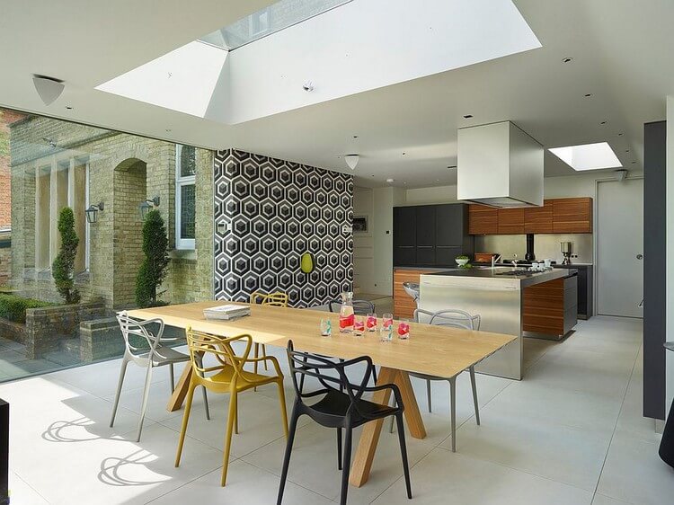 Ontwerp van een keuken-eetkamer met vinylbehang