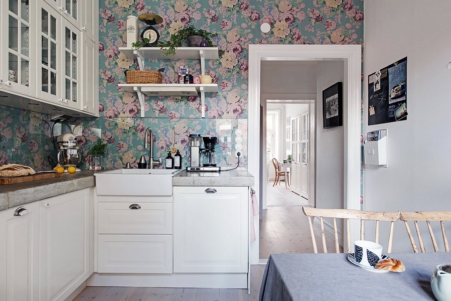 Giấy dán tường hoa trong nhà bếp với đồ nội thất màu trắng