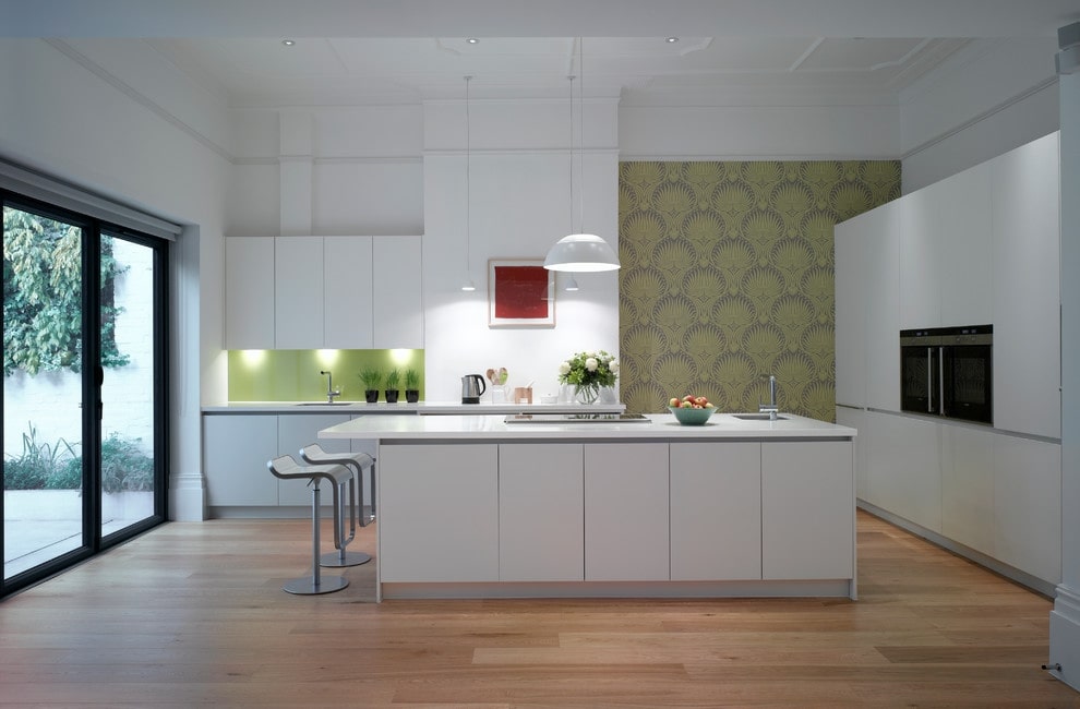 Kertas dinding hijau dengan hiasan di dinding dapur dalam gaya moden