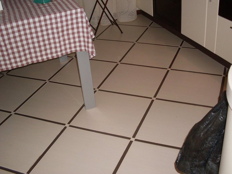רצפת קרמיקה במטבח של חרושצ'וב