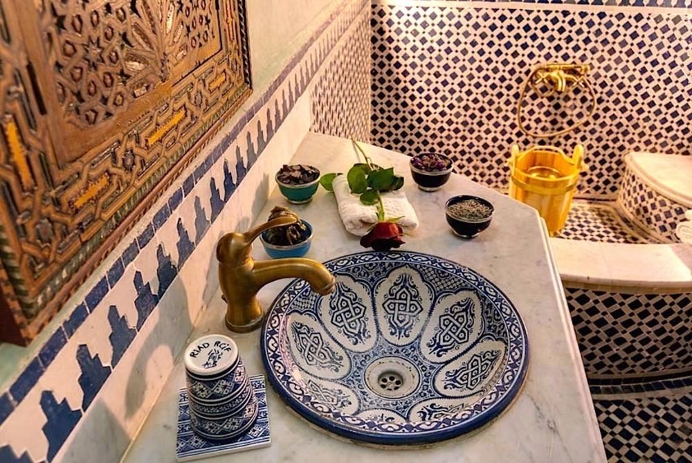Lavabo en céramique dans la salle de bain de style arabe