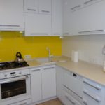 Beyaz bir mutfak sarı önlük