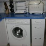 Çamaşır makinesi üzerinde mavi tezgah