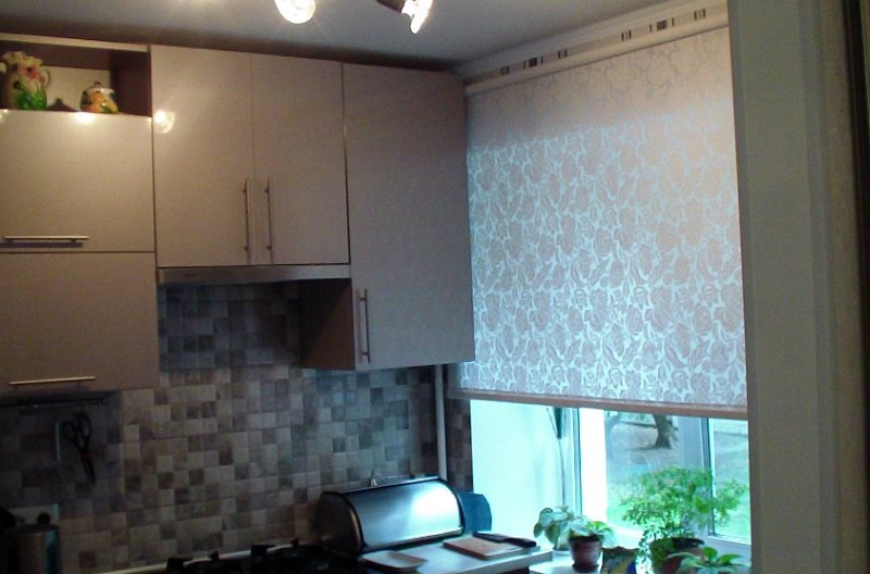 Küçük bir mutfak pencere ışık stor perde