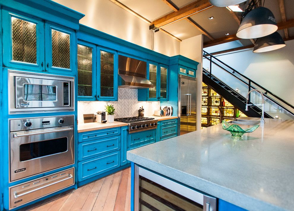 Özel bir evin mutfak-oturma odasında mavi doğrusal seti