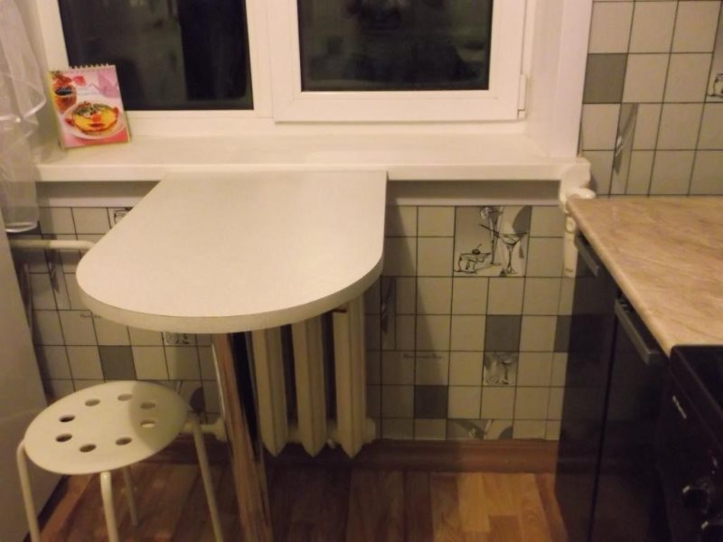 Kruşçev'deki mutfak penceresinin yakınında kompakt masa