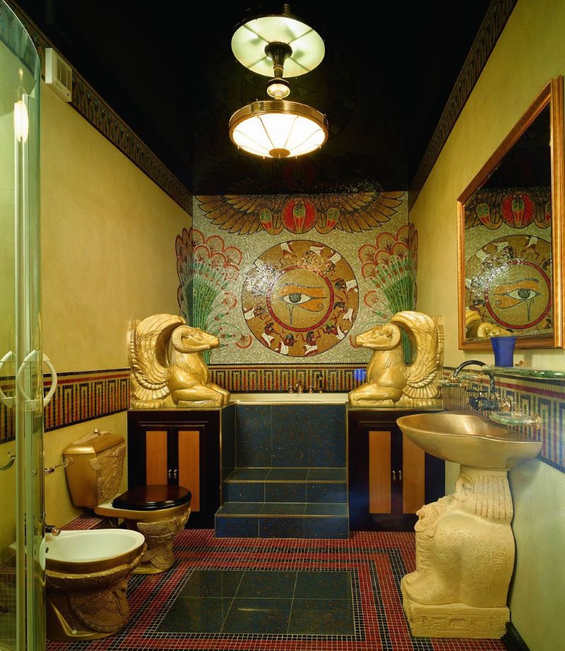 Figurines dorées des dieux à l'intérieur de la salle de bain