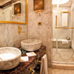 Bồn rửa gốm trong phòng tắm phong cách phương Đông