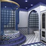 Plafond bleu dans la salle de bain