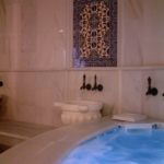 Lavabo en marbre dans la salle de bain de style oriental