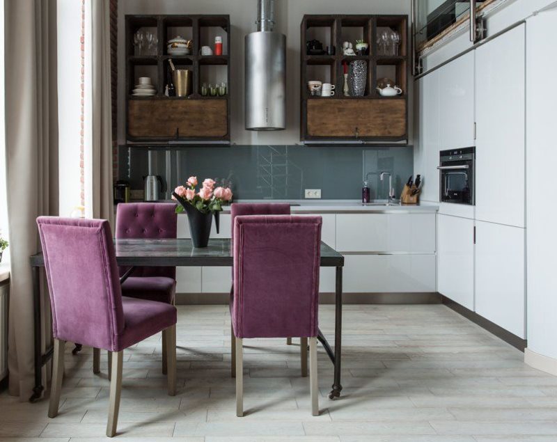 כסאות סגולים במטבח בצורת L