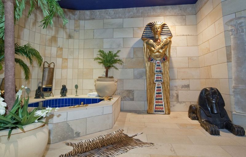 Salle de bain spacieuse de style égyptien
