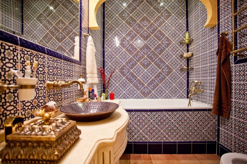 Trang trí khảm các bức tường của phòng tắm theo phong cách Ấn Độ