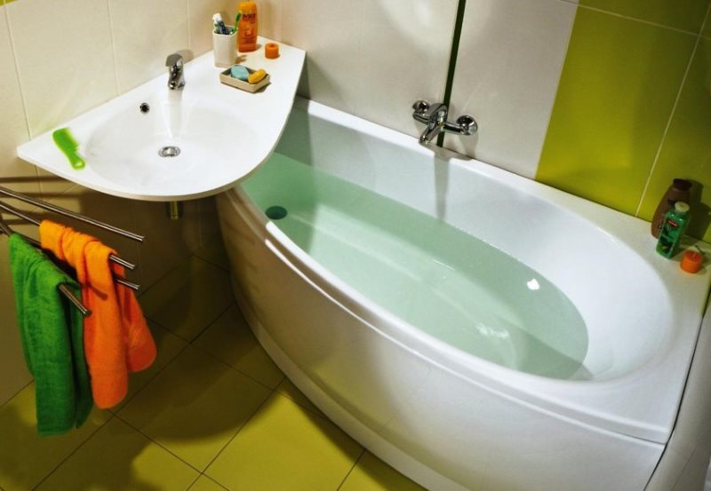 Baignoire asymétrique compacte dans une petite salle de bain