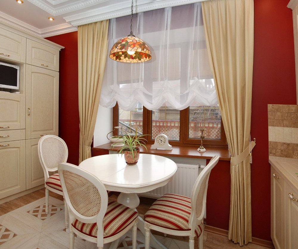 Decoração de janela com cortinas clássicas em uma pequena cozinha