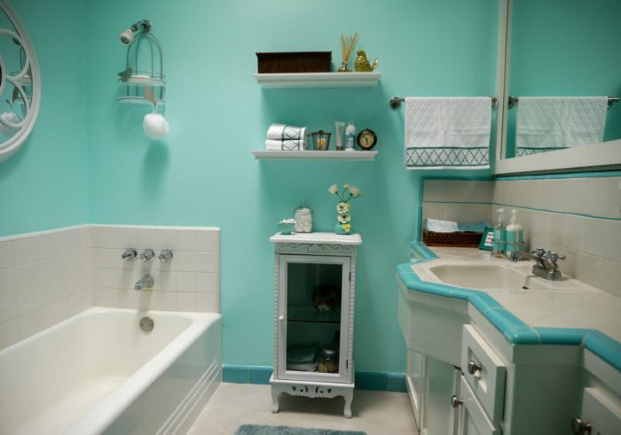 Bức tường màu ngọc lam trong nội thất phòng tắm