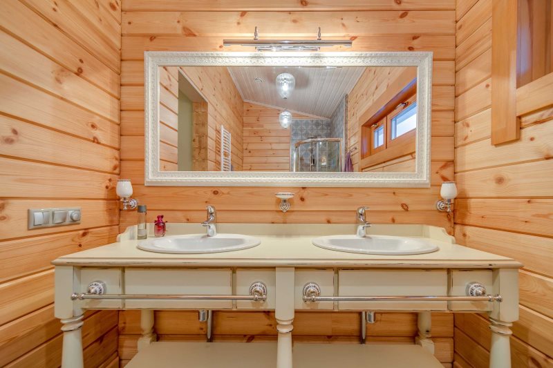 Bir kır evinin banyosunda çift lavabo