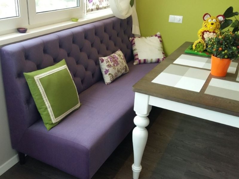 Kapea sohva violetilla verhoilulla