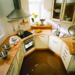 Wnętrze małej kuchni o niestandardowym kształcie