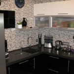 Mozaik halus ubin seramik di dinding dapur