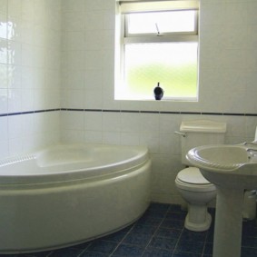 Intérieur de la salle de bain avec fenêtre dans le mur