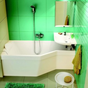 Yeşil duvarlı bir banyoda beyaz sıhhi tesisat