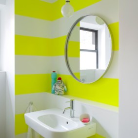 Banyoda beyaz bir duvar üzerinde sarı şeritler