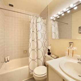 Design de salle de bain aux couleurs beiges