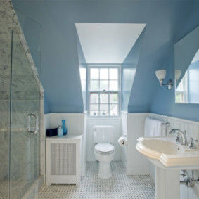 Salle de bain combinée dans le grenier d'une maison privée