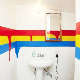 Décoration murale originale dans la salle de bain