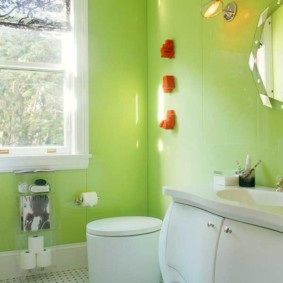 Yeşil duvarlı bir odada beyaz tuvalet